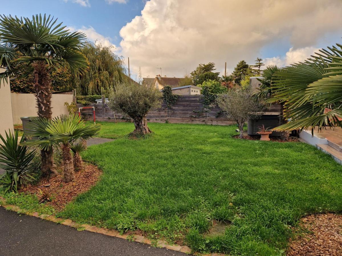 Villa Poppies Villa: Beachside Luxury With Garden & Jacuzzi *