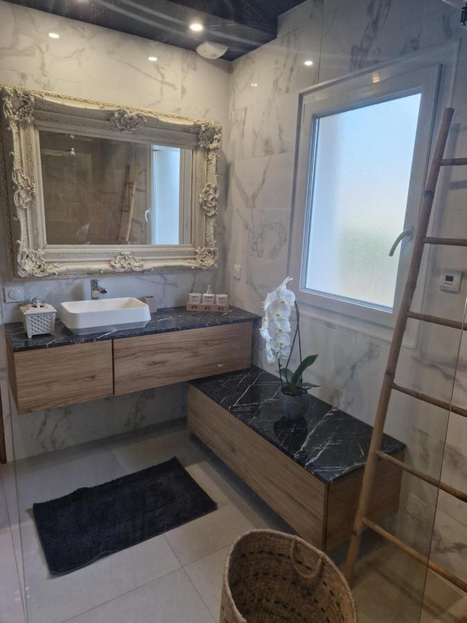 Poppies Villa: Beachside Luxury With Garden & Jacuzzi *